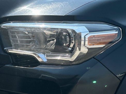 Used 2022 Toyota Tacoma TRD Off-Road RWD image 10