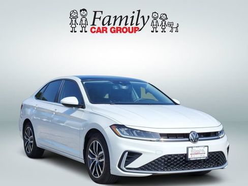 Used 2025 Volkswagen Jetta SE w/ Sunroof Package FWD image 2