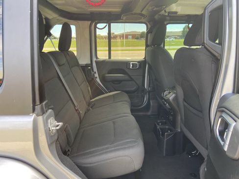 Used 2020 Jeep Wrangler Unlimited Sahara image 25