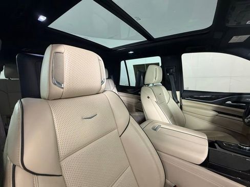 Used 2023 Cadillac Escalade Premium Luxury AWD/4WD image 33