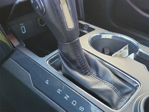 Used 2018 Ford Explorer XLT image 30