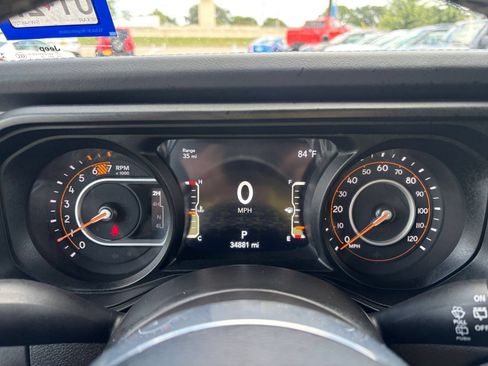 Used 2025 Jeep Wrangler Unlimited Sahara AWD/4WD image 39