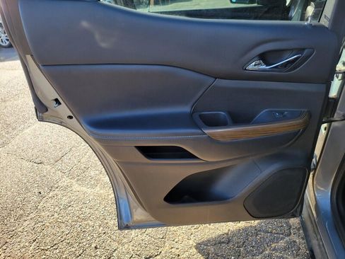 Used 2021 GMC Acadia SLE w/ Elevation Edition image 24