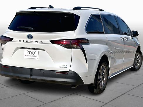 Used 2022 Toyota Sienna XLE image 12