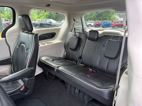 Used 2024 Chrysler Pacifica Limited FWD image 16