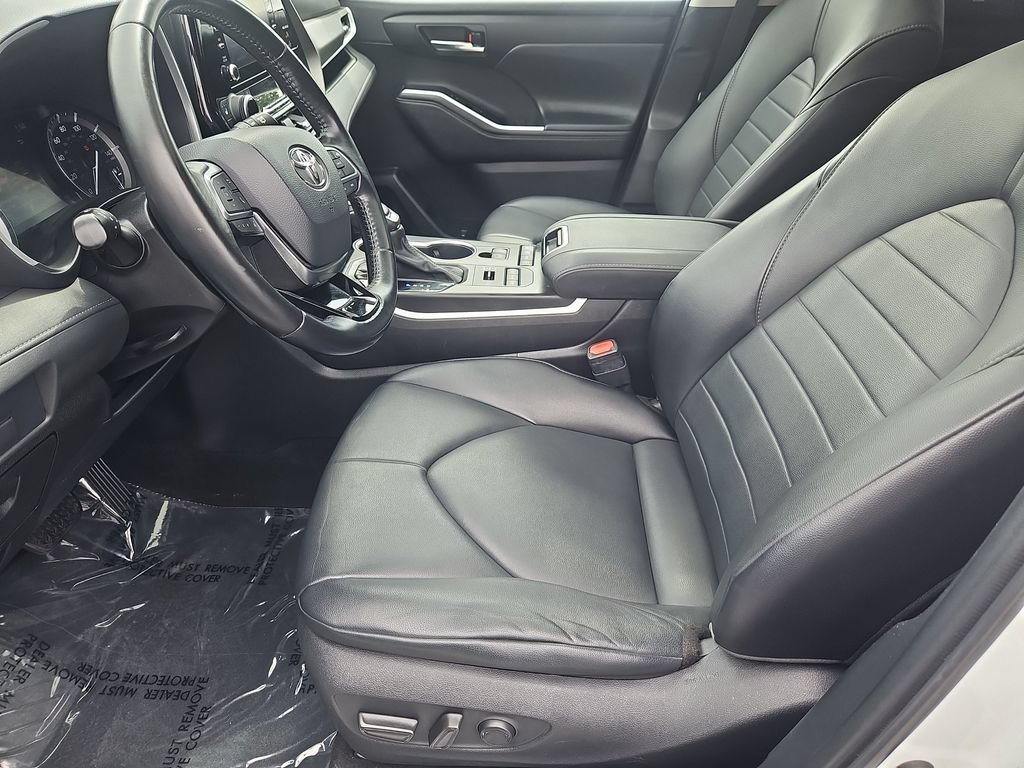Used 2021 Toyota Highlander XLE AWD/4WD image 30