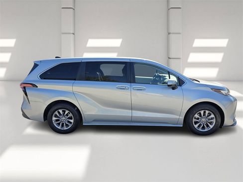 Used 2022 Toyota Sienna LE image 3