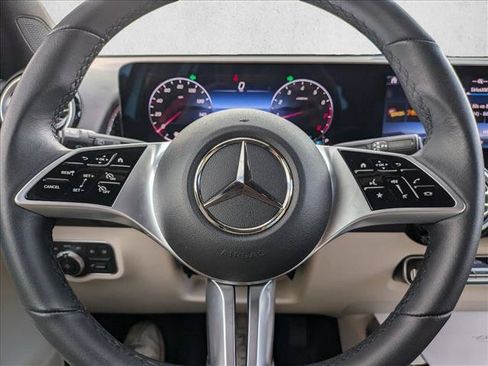 Used 2025 Mercedes-Benz GLB 250 image 12