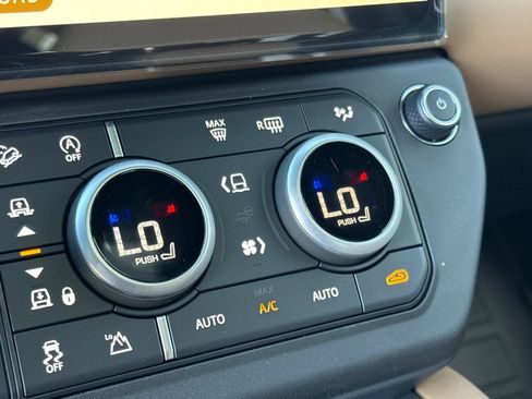 New 2026 Land Rover Defender 110 X-Dynamic SE AWD/4WD image 23