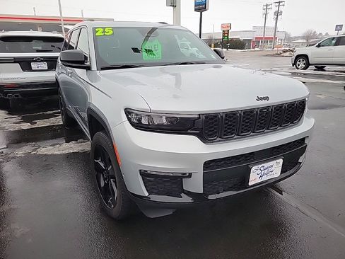 Used 2025 Jeep Grand Cherokee L Limited w/ Luxury Tech Group II image 3