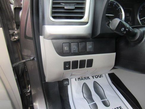Used 2019 Toyota Highlander XLE AWD/4WD image 30