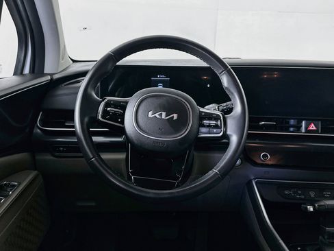 Used 2025 Kia Carnival FWD image 18