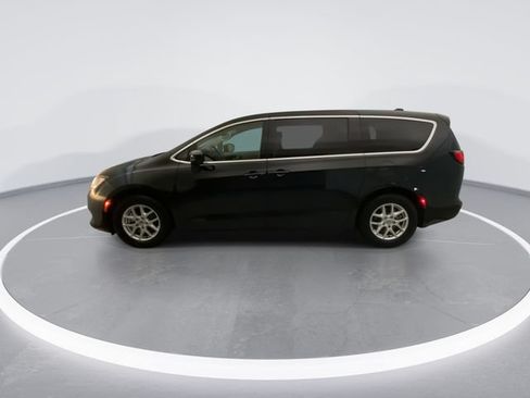 Used 2021 Chrysler Voyager LX w/ Cold Weather Group FWD image 9