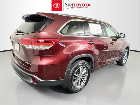 Used 2018 Toyota Highlander XLE AWD/4WD image 4