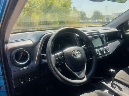 Used 2018 Toyota RAV4 LE FWD image 15