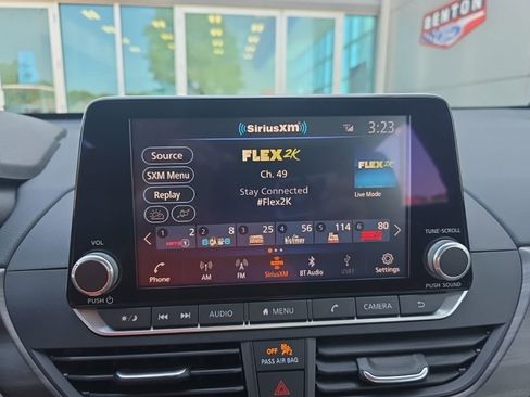 Used 2025 Nissan Altima 2.5 SV FWD image 19