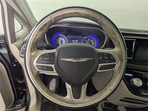 Used 2017 Chrysler Pacifica Limited w/ UConnect Theater Package image 16