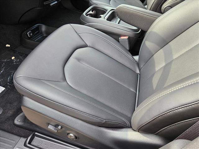 New 2027 Chrysler Pacifica Select FWD image 4