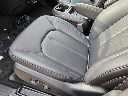 New 2027 Chrysler Pacifica Select FWD image 4