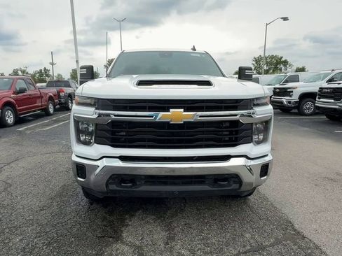 Used 2024 Chevrolet Silverado 2500 LT AWD/4WD image 3
