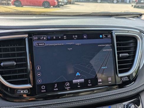 Used 2025 Chrysler Pacifica Limited FWD image 20