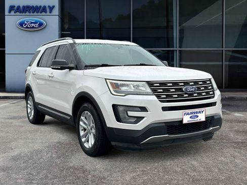 Used 2017 Ford Explorer XLT w/ Equipment Group 201A image 2