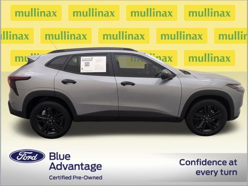 Used 2025 Chevrolet Trax ACTIV w/ Sunroof Package FWD image 2