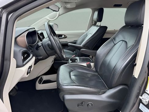 Used 2017 Chrysler Pacifica Touring-L Plus FWD image 22