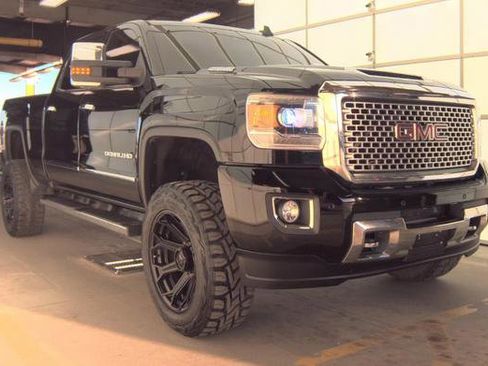 Used 2017 GMC Sierra 2500 Denali w/ Duramax Plus Package image 2