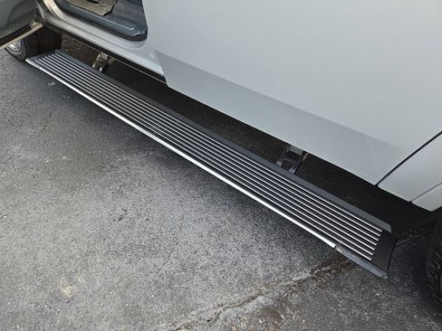 Used 2023 Jeep Grand Wagoneer L Series III w/ HD Trailer Tow Package image 7