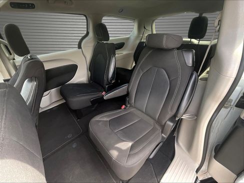 Used 2022 Chrysler Voyager LX FWD image 19