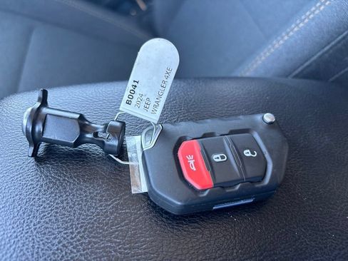 Used 2024 Jeep Wrangler Unlimited AWD/4WD image 34