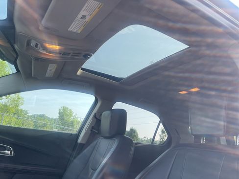 Used 2017 Chevrolet Equinox Premier w/ Enhanced Convenience Package AWD/4WD image 19