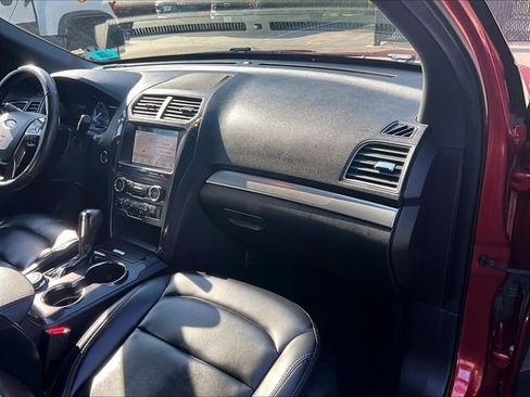 Used 2019 Ford Explorer XLT w/ Equipment Group 202A AWD/4WD image 17