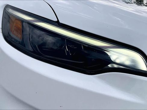 Used 2019 Jeep Cherokee Latitude Plus w/ Comfort/Convenience Group image 29