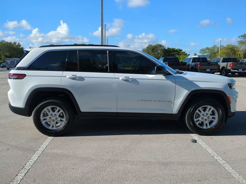 New 2025 Jeep Grand Cherokee Laredo AWD/4WD image 4