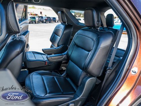 Used 2020 Ford Explorer XLT w/ Equipment Group 202A RWD image 11