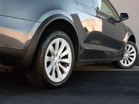 Used 2018 Tesla Model X 100D image 28