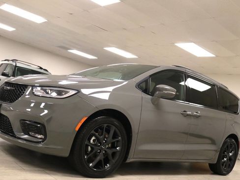 Used 2022 Chrysler Pacifica Touring-L w/ S Appearance Package FWD image 9