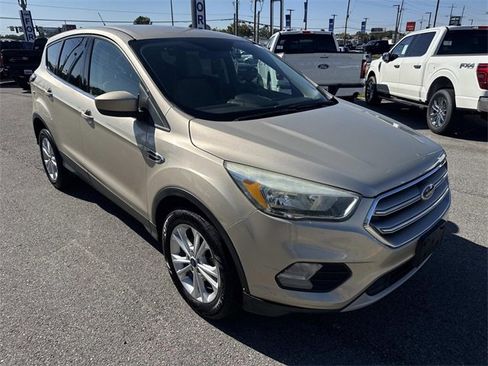Used 2017 Ford Escape SE image 3