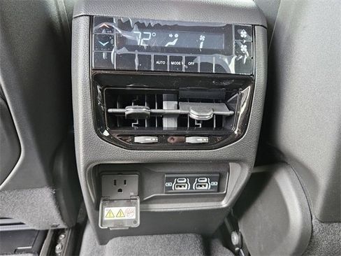 Used 2024 Jeep Grand Cherokee L Laredo image 6