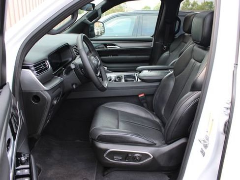 Used 2025 Jeep Wagoneer Series II w/ Premium Group I AWD/4WD image 11