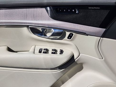 New 2026 Volvo XC90 T8 Ultra w/ Protection Package Premier image 12