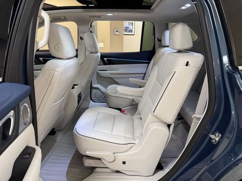 Used 2025 Buick Enclave Avenir w/ Super Cruise Package image 22