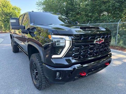 Used 2025 Chevrolet Silverado 2500 ZR2 w/ Technology Package AWD/4WD image 11
