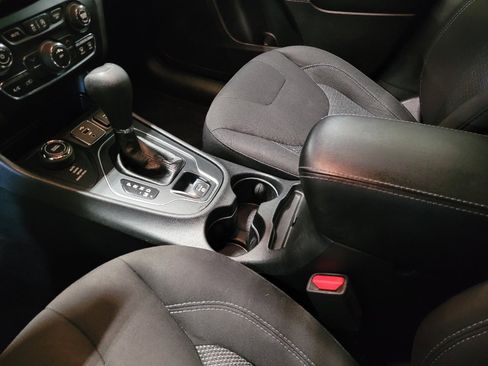 Used 2019 Jeep Cherokee Latitude w/ Popular Appearance Group AWD/4WD image 26