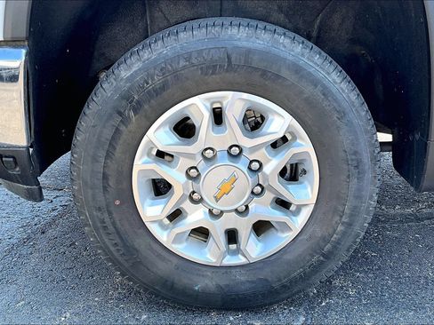 Used 2024 Chevrolet Silverado 2500 LT AWD/4WD image 8