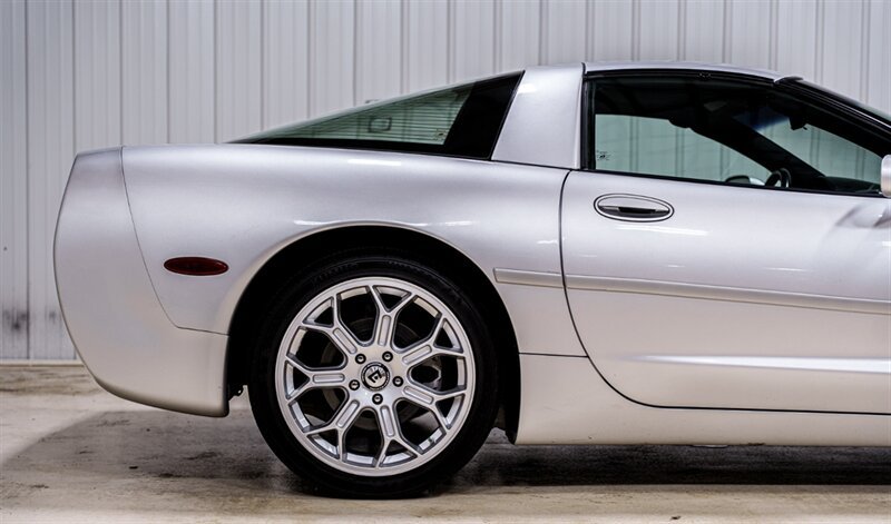 Used 2002 Chevrolet Corvette Coupe w/ Preferred Equipment Group1 RWD image 25