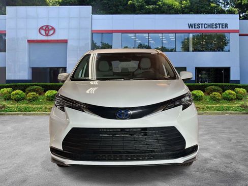 Used 2025 Toyota Sienna LE image 7