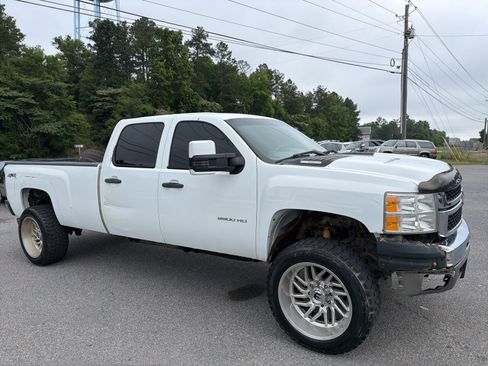 Used 2004 Chevrolet Silverado 2500 LS w/ Heavy-Duty Power Package AWD/4WD image 3